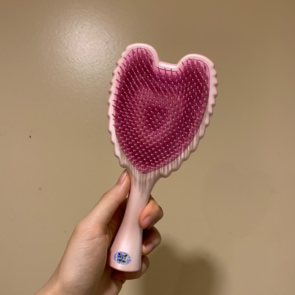 Prettiest angle hairbrush